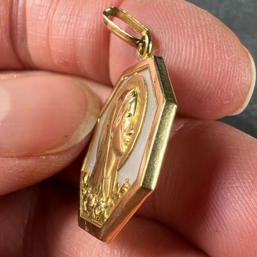 VIRGIN MARY MOTHER OF PEARL 18K YELLOW GOLD CHARM PENDANT - ADDITIONAL PHOTO 7