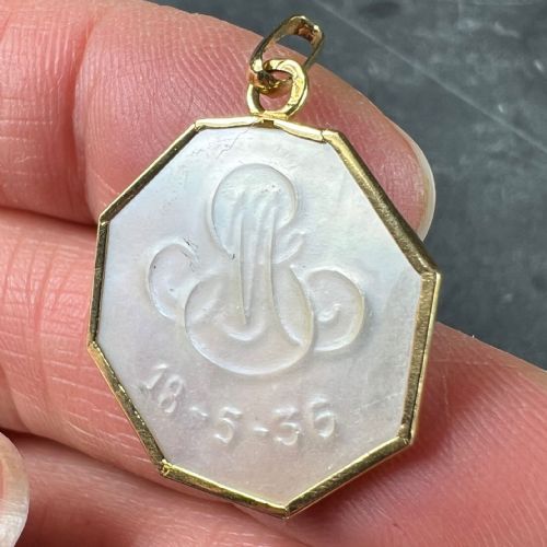 VIRGIN MARY MOTHER OF PEARL 18K YELLOW GOLD CHARM PENDANT - ADDITIONAL PHOTO 8