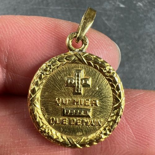 AUGIS FRENCH PLUS QUHIER MORE THAN YESTERDAY 18K YELLOW GOLD LOVE MEDAL PENDANT - ADDITIONAL PHOTO 4