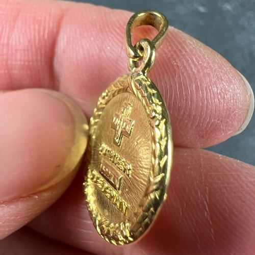 AUGIS FRENCH PLUS QUHIER MORE THAN YESTERDAY 18K YELLOW GOLD LOVE MEDAL PENDANT - ADDITIONAL PHOTO 5