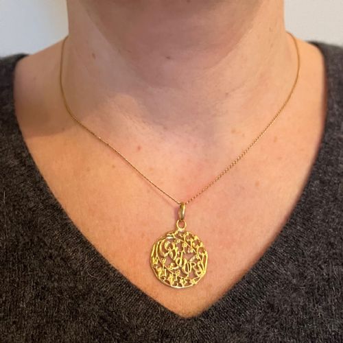 FRENCH TOUJOURS LOVE MISTLETOE IVY 18K YELLOW GOLD CHARM PENDANT - ADDITIONAL PHOTO 3