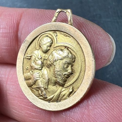 VINTAGE FRENCH ST CHRISTOPHER 18K YELLOW GOLD CHARM PENDANT - ADDITIONAL PHOTO 5