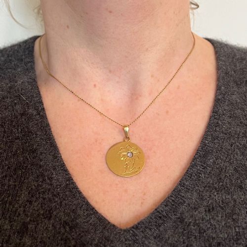FRENCH DAISY MARGHERITE FLOWER 18 KARAT YELLOW GOLD DIAMOND CHARM PENDANT - ADDITIONAL PHOTO 2