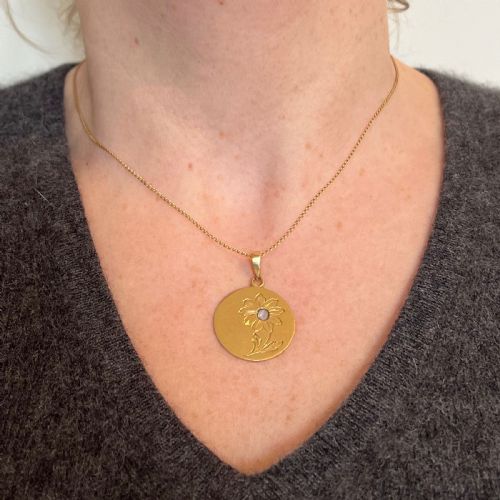 FRENCH DAISY MARGHERITE FLOWER 18 KARAT YELLOW GOLD DIAMOND CHARM PENDANT - ADDITIONAL PHOTO 4