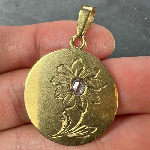 FRENCH DAISY MARGHERITE FLOWER 18 KARAT YELLOW GOLD DIAMOND CHARM PENDANT - ADDITIONAL PHOTO 6