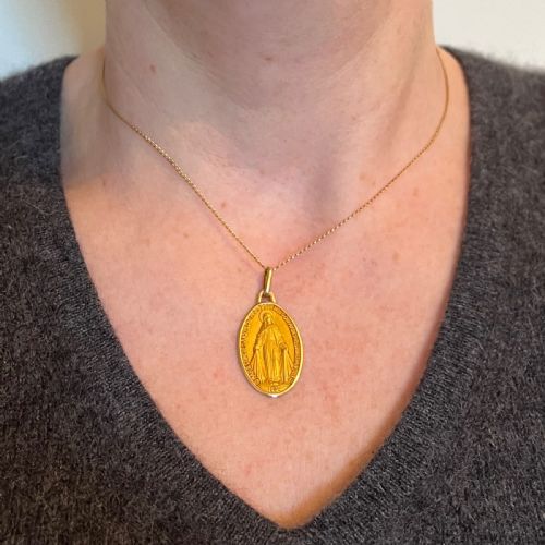 FRENCH AUGIS VIRGIN MARY MIRACULOUS MEDAL 18K YELLOW GOLD CHARM PENDANT - ADDITIONAL PHOTO 3