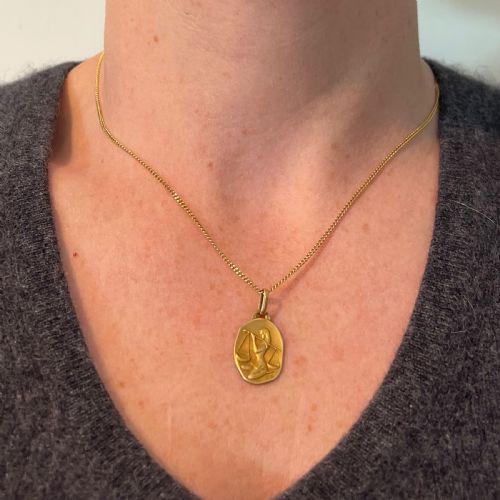 VINTAGE FRENCH PERROUD LIBRA ZODIAC 18K YELLOW GOLD MEDAL PENDANT - ADDITIONAL PHOTO 3