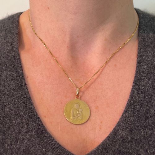 FRENCH DROPSY 18K YELLOW GOLD MADONNA AND CHILD ALMA MATER MEDAL PENDANT - ADDITIONAL PHOTO 3