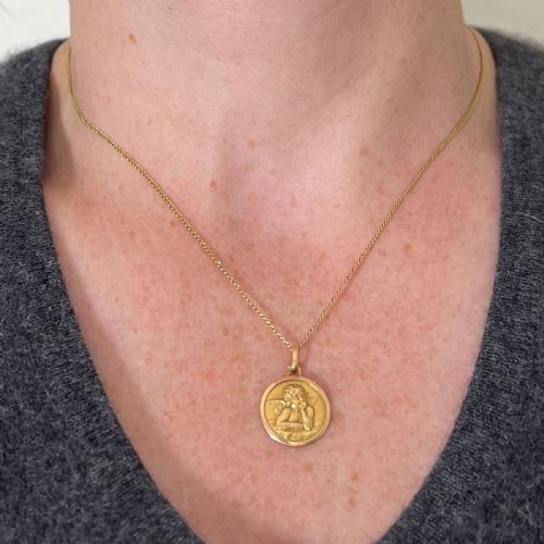 VINTAGE FRENCH RAPHAELS CHERUB 18K YELLOW GOLD MEDAL PENDANT - ADDITIONAL PHOTO 3