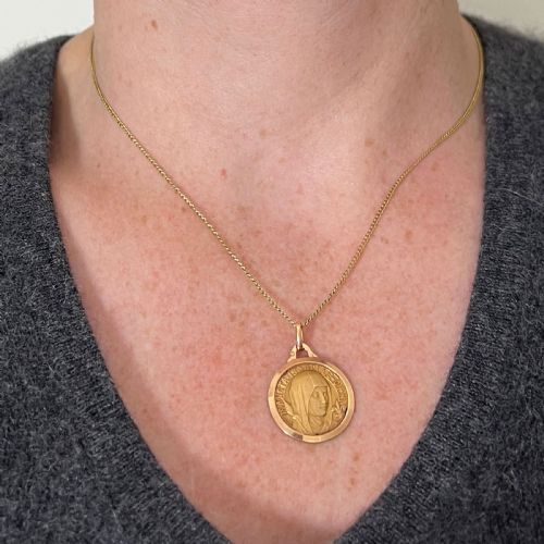 VINTAGE FRENCH SAINT ISABELLE OF FRANCE 18 KARAT YELLOW GOLD MEDAL CHARM PENDANT - ADDITIONAL PHOTO 3