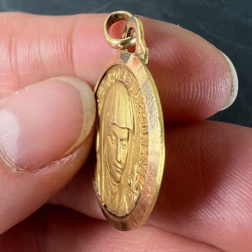 VINTAGE FRENCH SAINT ISABELLE OF FRANCE 18 KARAT YELLOW GOLD MEDAL CHARM PENDANT - ADDITIONAL PHOTO 6