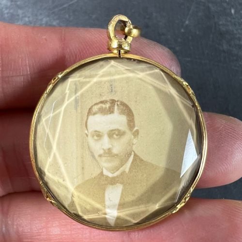 ANTIQUE FRENCH 18K YELLOW GOLD FACETED GLASS PHOTO PENDANT LOCKET - ADDITIONAL PHOTO 4