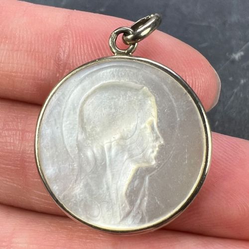 FRENCH VIRGIN MARY MOTHER OF PEARL 18K WHITE GOLD MEDAL PENDANT - ADDITIONAL PHOTO 4