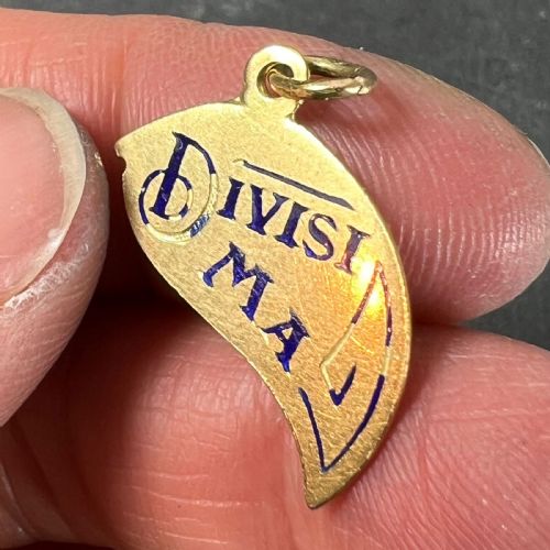 ART DECO DIVISI MA SEMPRE UNITE 18K YELLOW GOLD ENAMEL CHARM PENDANT - ADDITIONAL PHOTO 5