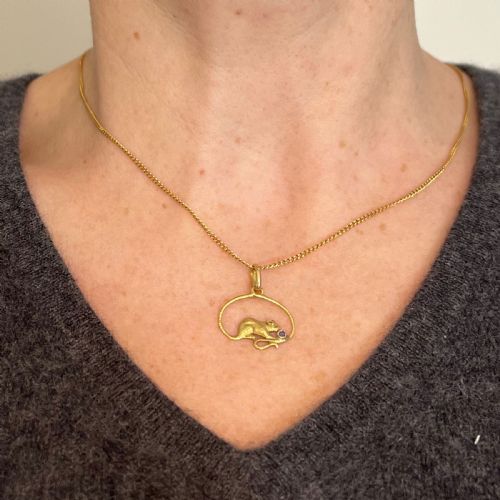 VINTAGE MOUSE BLUE SAPPHIRE 18K YELLOW GOLD CHARM PENDANT - ADDITIONAL PHOTO 3