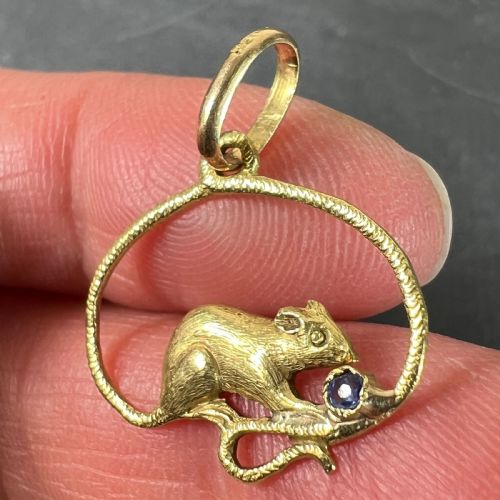 VINTAGE MOUSE BLUE SAPPHIRE 18K YELLOW GOLD CHARM PENDANT - ADDITIONAL PHOTO 4