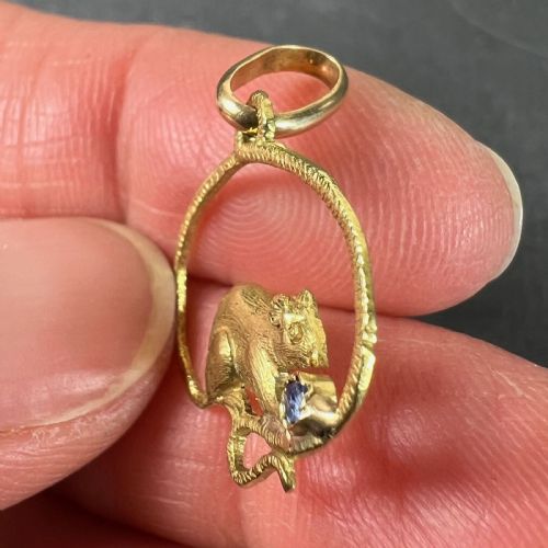 VINTAGE MOUSE BLUE SAPPHIRE 18K YELLOW GOLD CHARM PENDANT - ADDITIONAL PHOTO 5