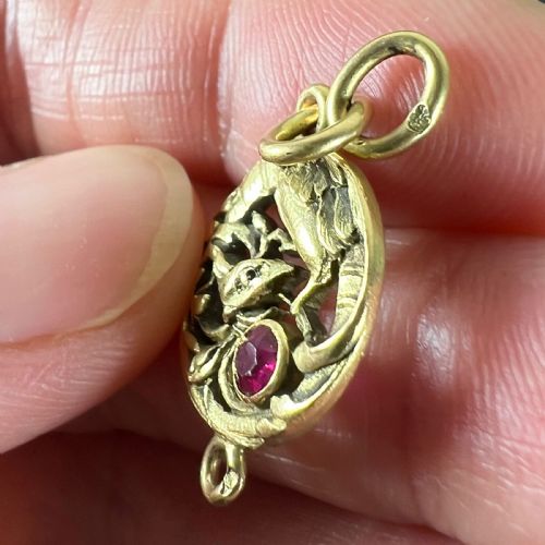 FRENCH ART NOUVEAU GRIFFON CHIMERA 18 KARAT YELLOW GOLD RUBY CHARM PENDANT - ADDITIONAL PHOTO 4