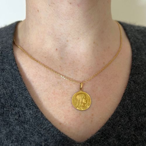 FRENCH DROPSY 18K YELLOW GOLD VIRGIN MARY CHARM PENDANT - ADDITIONAL PHOTO 3