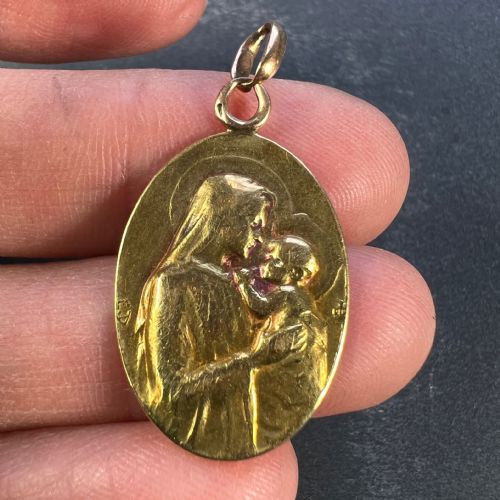 FRENCH DROPSY MADONNA AND CHILD 18K YELLOW GOLD CHARM PENDANT - ADDITIONAL PHOTO 4