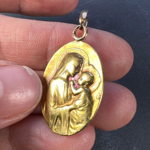 FRENCH DROPSY MADONNA AND CHILD 18K YELLOW GOLD CHARM PENDANT - ADDITIONAL PHOTO 5