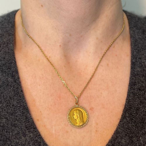 FRENCH RELIGIOUS VIRGIN MARY 18K YELLOW GOLD MEDAL PENDANT - ADDITIONAL PHOTO 3