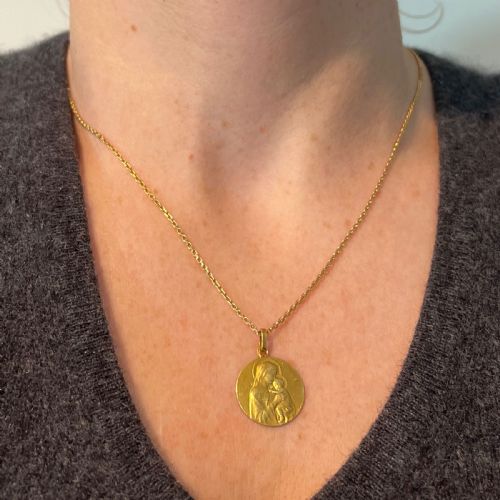 FRENCH DROPSY MADONNA AND CHILD 18K YELLOW GOLD RELIGIOUS MEDAL PENDANT - ADDITIONAL PHOTO 3