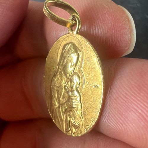 FRENCH DROPSY MADONNA AND CHILD 18K YELLOW GOLD RELIGIOUS MEDAL PENDANT - ADDITIONAL PHOTO 6