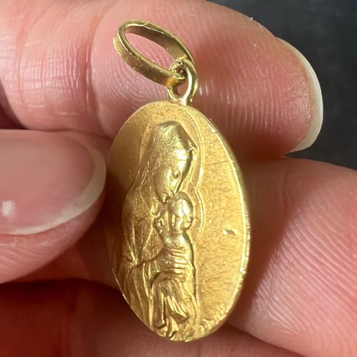 FRENCH DROPSY MADONNA AND CHILD 18K YELLOW GOLD RELIGIOUS MEDAL PENDANT - ADDITIONAL PHOTO 7