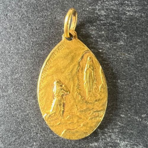 FRENCH VIRGIN MARY NOTRE DAME OF LOURDES 18K YELLOW GOLD CHARM PENDANT - ADDITIONAL PHOTO 2