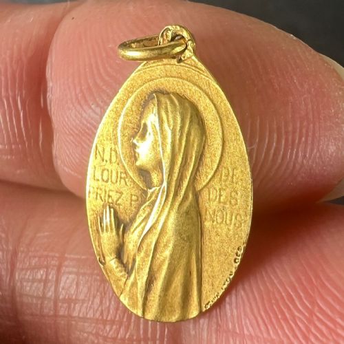FRENCH VIRGIN MARY NOTRE DAME OF LOURDES 18K YELLOW GOLD CHARM PENDANT - ADDITIONAL PHOTO 5