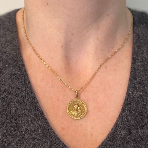 ANTIQUE FRENCH MADONNA AND CHILD 18K YELLOW GOLD RELIGIOUS MEDAL PENDANT - ADDITIONAL PHOTO 3