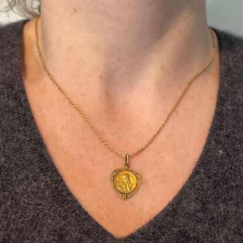 VINTAGE FRENCH RAPHAELS CHERUB FORGET ME NOT 18K YELLOW GOLD CHARM PENDANT - ADDITIONAL PHOTO 3