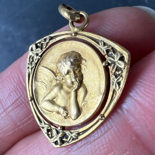 VINTAGE FRENCH RAPHAELS CHERUB FORGET ME NOT 18K YELLOW GOLD CHARM PENDANT - ADDITIONAL PHOTO 5