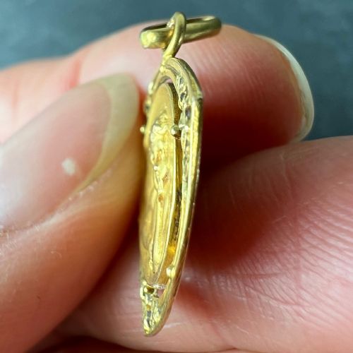 VINTAGE FRENCH RAPHAELS CHERUB FORGET ME NOT 18K YELLOW GOLD CHARM PENDANT - ADDITIONAL PHOTO 7