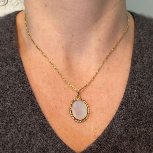 FRENCH OVAL MOTHER OF PEARL TWISTED WIRE FRAME 18K YELLOW GOLD CHARM PENDANT - ADDITIONAL PHOTO 3