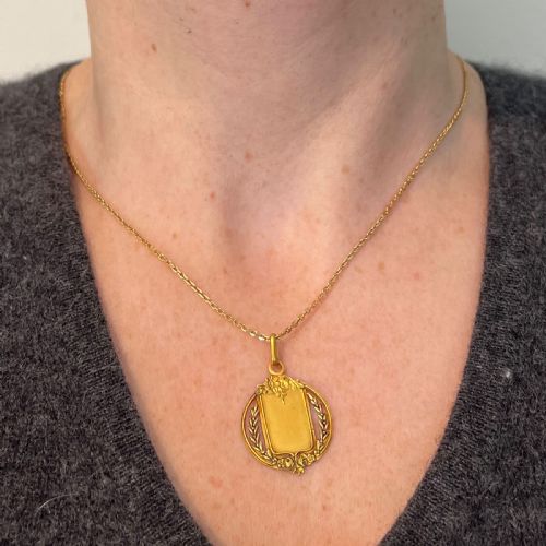 ANTIQUE FRENCH SHIELD FLOWERS ROSES LEAVES WREATH 18K YELLOW GOLD MEDAL PENDANT - ADDITIONAL PHOTO 3