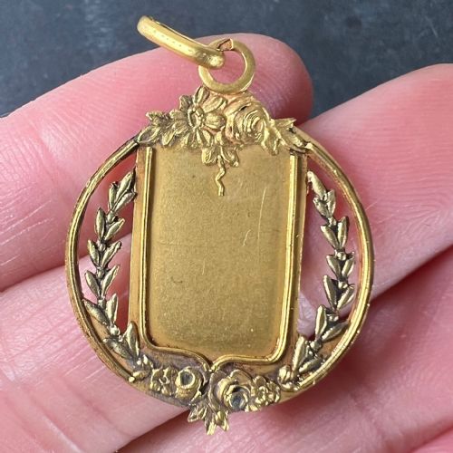ANTIQUE FRENCH SHIELD FLOWERS ROSES LEAVES WREATH 18K YELLOW GOLD MEDAL PENDANT - ADDITIONAL PHOTO 4