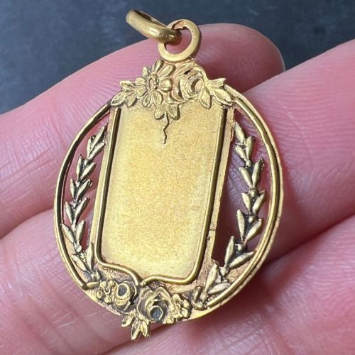 ANTIQUE FRENCH SHIELD FLOWERS ROSES LEAVES WREATH 18K YELLOW GOLD MEDAL PENDANT - ADDITIONAL PHOTO 5