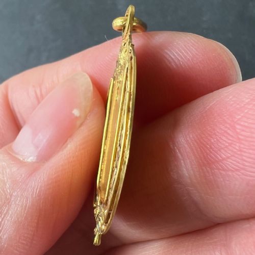 ANTIQUE FRENCH SHIELD FLOWERS ROSES LEAVES WREATH 18K YELLOW GOLD MEDAL PENDANT - ADDITIONAL PHOTO 6