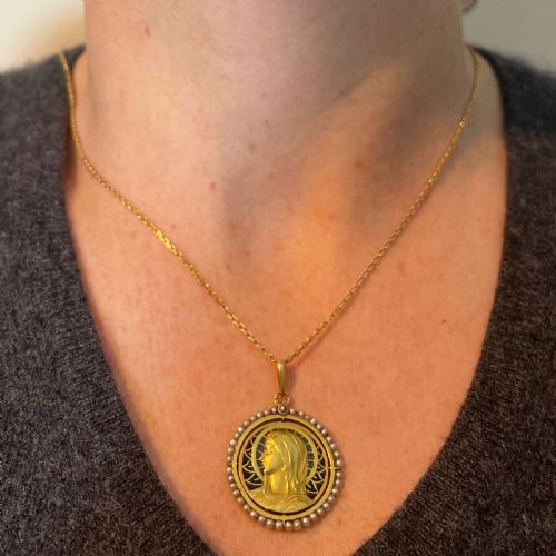 ANTIQUE FRENCH VIRGIN MARY 18K YELLOW GOLD PLIQUEAJOUR ENAMEL PEARL PENDANT MEDAL - ADDITIONAL PHOTO 8