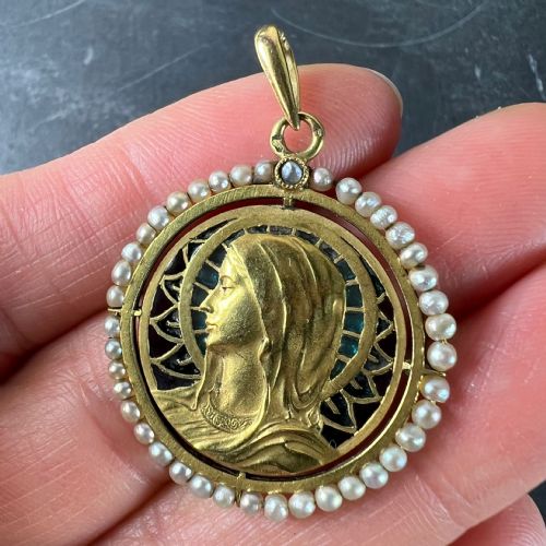 ANTIQUE FRENCH VIRGIN MARY 18K YELLOW GOLD PLIQUEAJOUR ENAMEL PEARL PENDANT MEDAL - ADDITIONAL PHOTO 9