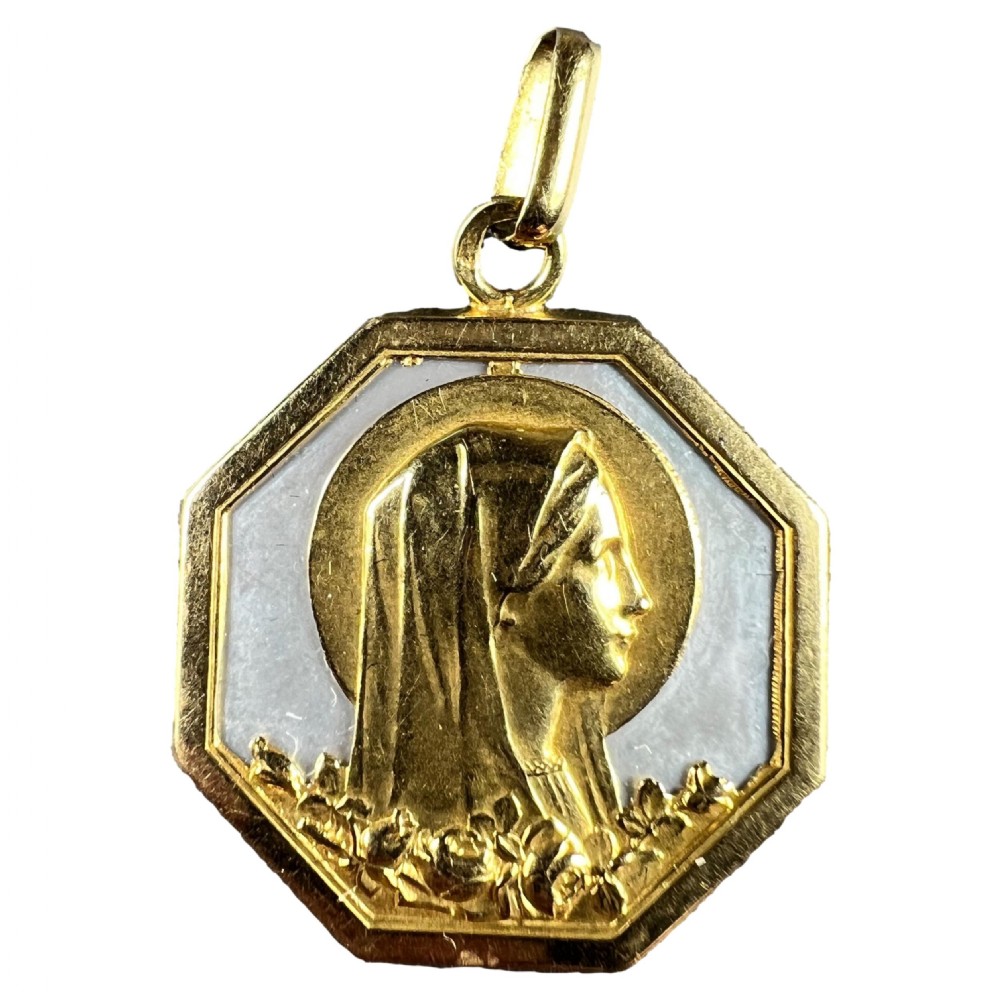 An octagonal 18K yellow gold pendant displaying a relief profile of the Virgin Mary set against a white mother-of-pearl background.