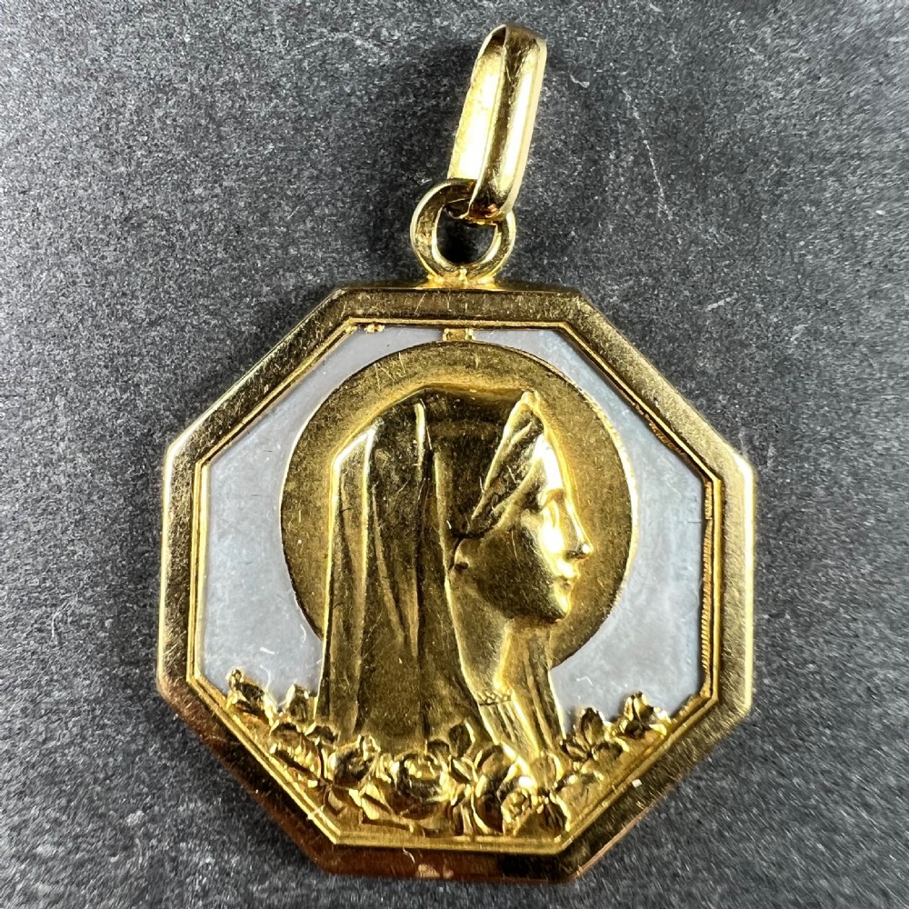 An octagonal 18K yellow gold pendant displaying a relief profile of the Virgin Mary set against a white mother-of-pearl background. View II