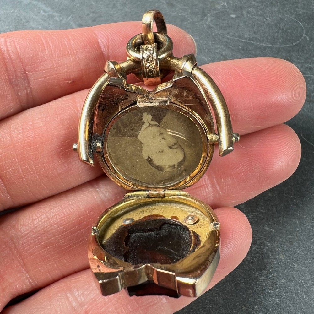 Horseshoe Onyx Horse Cameo 18K Rose Gold Pendant Locket View XII