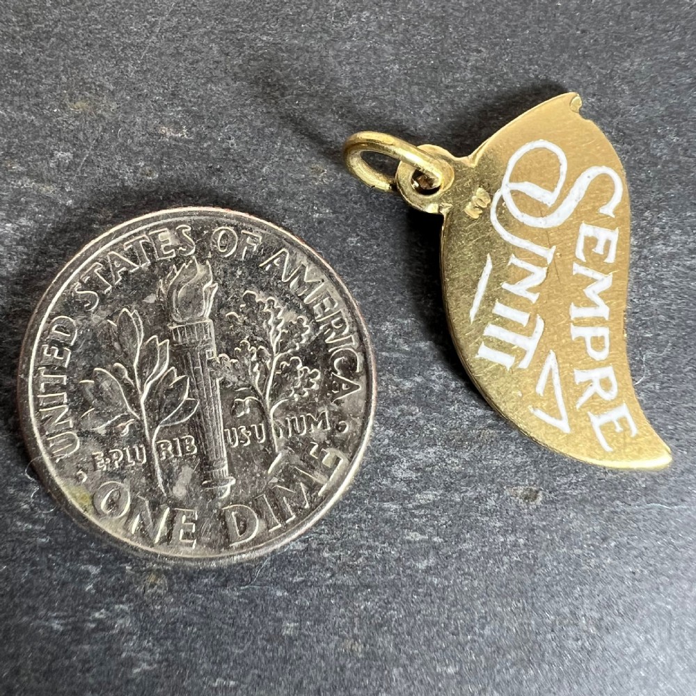 An 18ct yellow gold leaf-shaped charm featuring white enamel lettering spelling out the phrase Sempre Uniti. View X