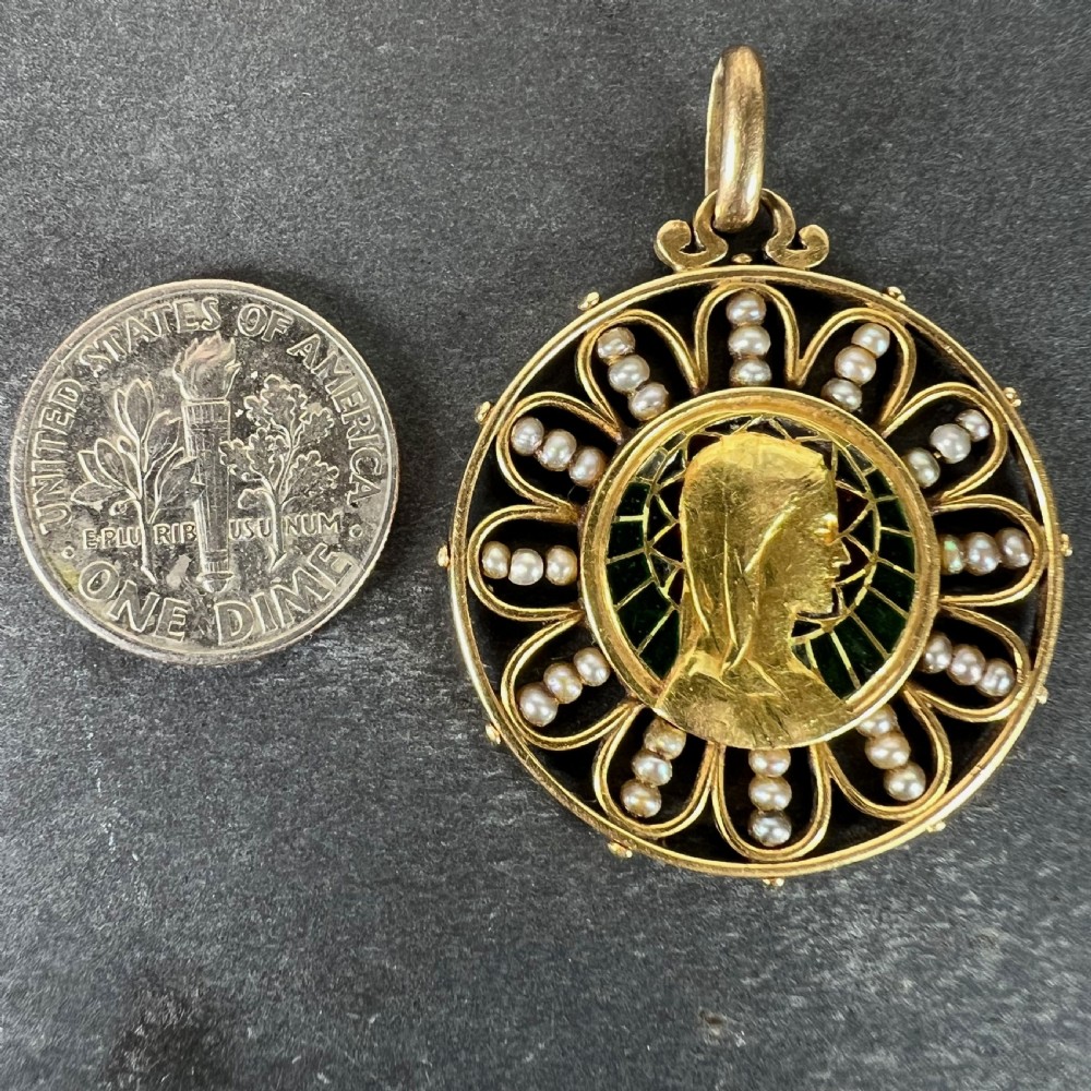 A circular 18K yellow gold pendant featuring a central profile bust of the Virgin Mary framed by green and red translucent plique-a-jour enamel and a outer ring of seed pearls set in wirework loops. View XV