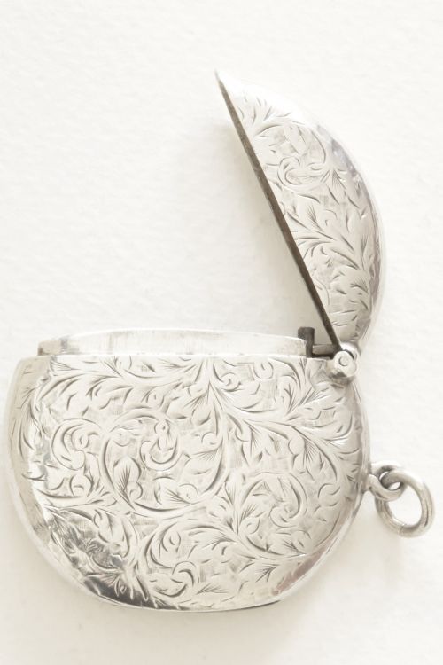 fig 3. Solid Silver Round Vesta Case 1904