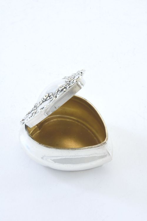 fig 2. Victorian Silver Heart Shaped Pill Box – Chester 1900