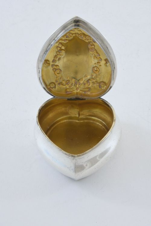 fig 3. Victorian Silver Heart Shaped Pill Box – Chester 1900